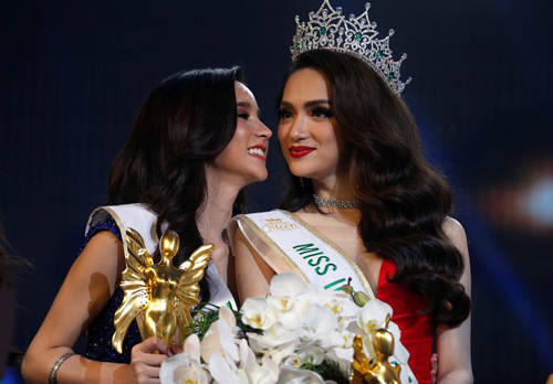 Hoa hậu Hương Giang chuộng váy áo hở vòng một V3xxx